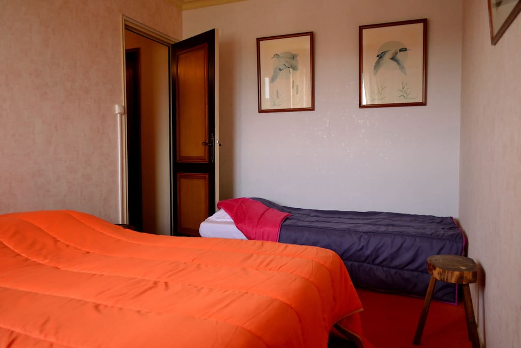 chambre invités : deux lits 140X190 et un 90X190