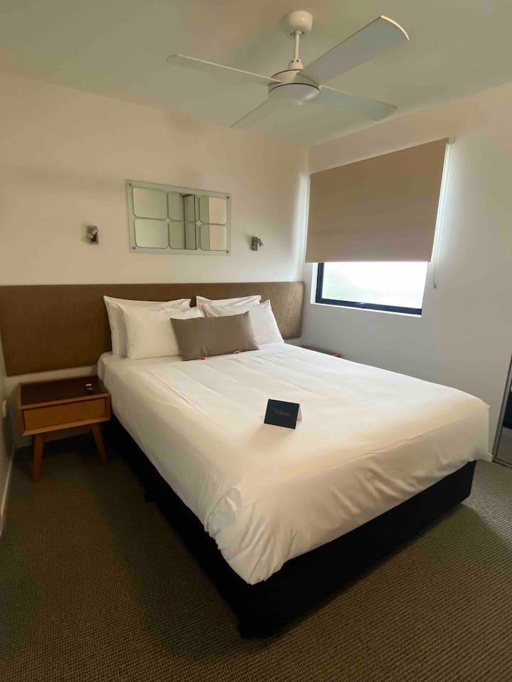 غرفة نوم بسرير كوين. يتميز بتلفزيون وحمام داخلي. 