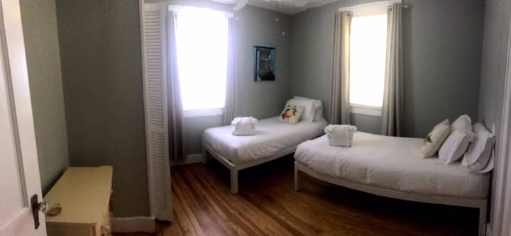 Chumba cha kulala chenye vitanda viwili pacha. Mito yenye starehe sana!