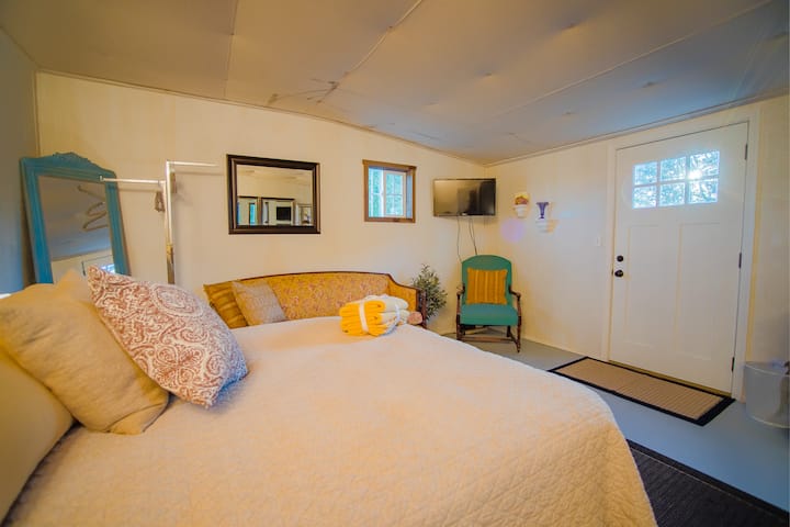 Farm Stay Cabin - Willamette Valley Vineyards, Turner