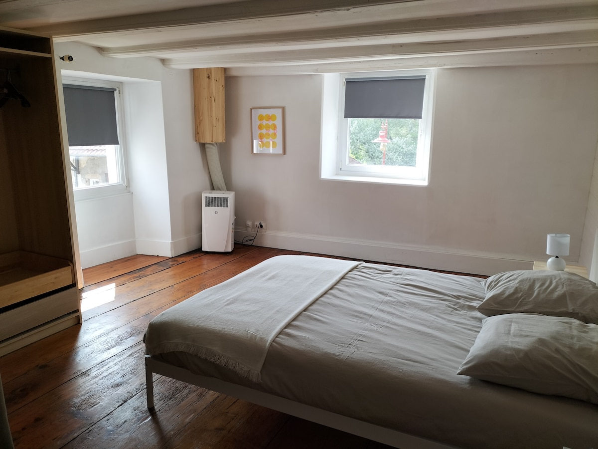 Amplia habitación principal con vestidor y aire acondicionado 