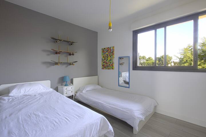 Twin bedroom