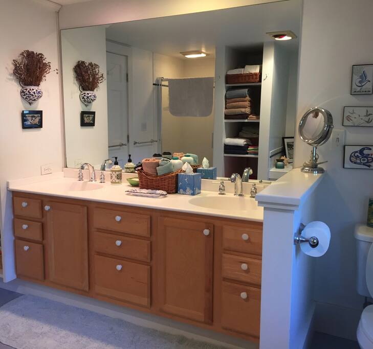 Full bath/shower with double sink