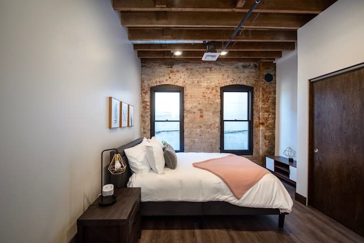 ห้องนอน 2 พร้อมเตียงควีนไซส์