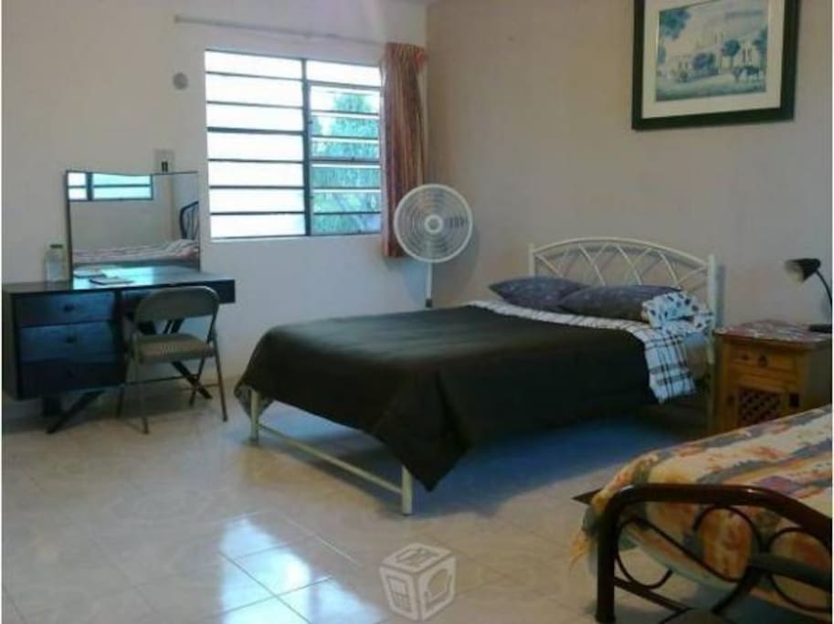 Comoda habitación equipada amplia clima baño priv.
