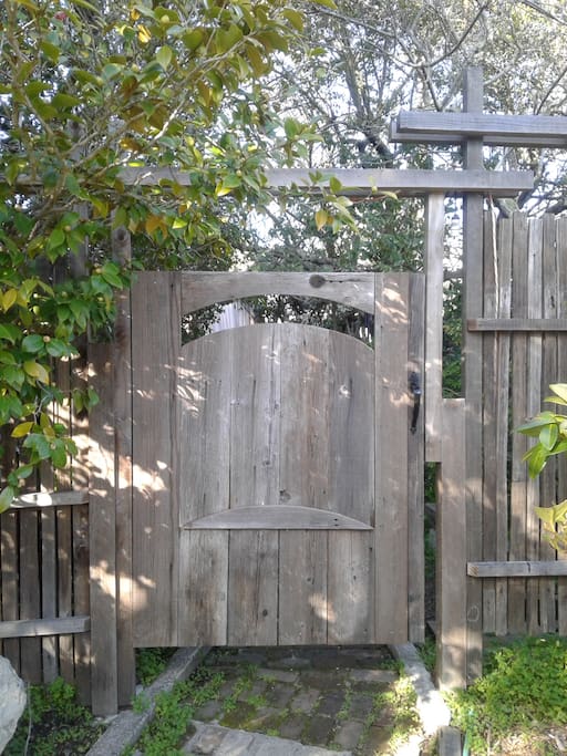 The Bnb Entry Gate to Oak Suite and "The Camelia Garden"