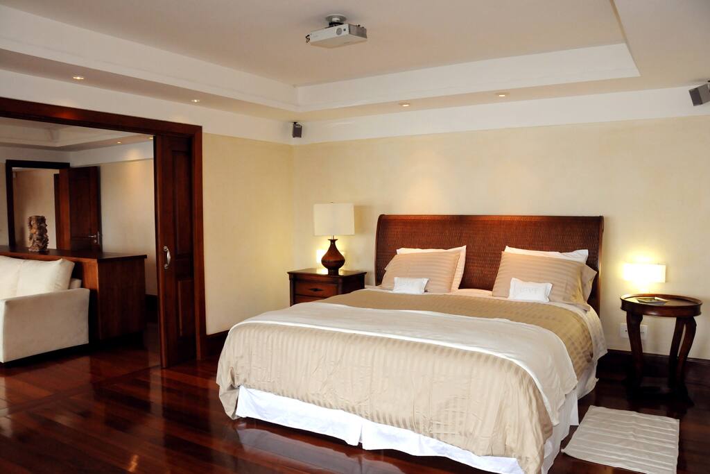 The huge California King size bed of the suite