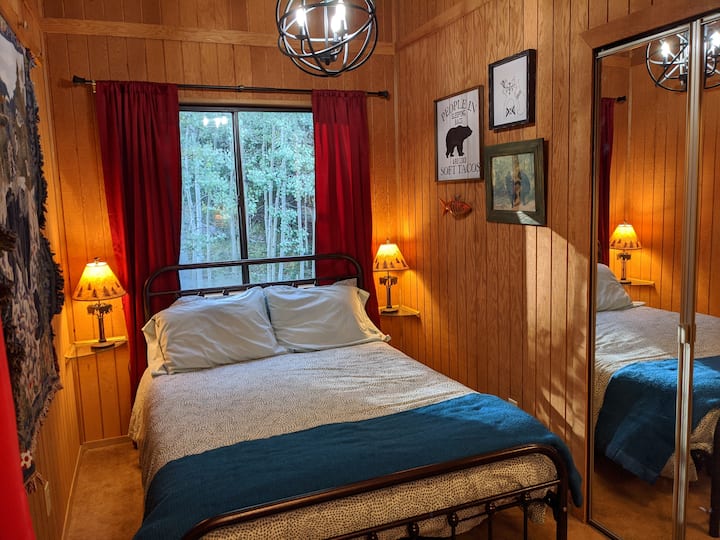 Სასტუმრო ოთახი სრული ზომის საწოლით