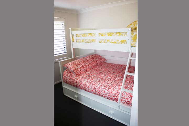 Двоен кревет и единечен кревет во комбинација