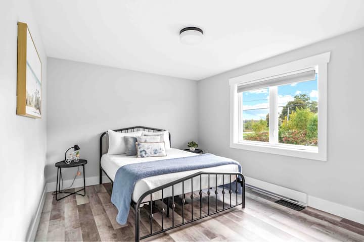 Bedroom 2: Queen size bed