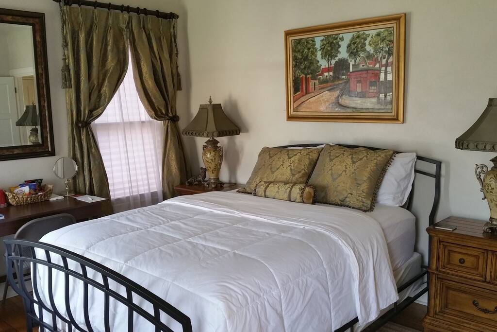 Master Bedroom 1 w/ en suite private bath