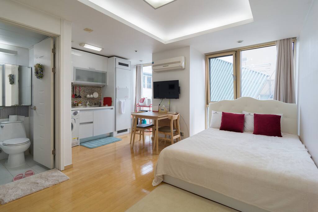 smoke detectors on the ceiling. 화재감지기, 在天花板有 两个火灾传感器。