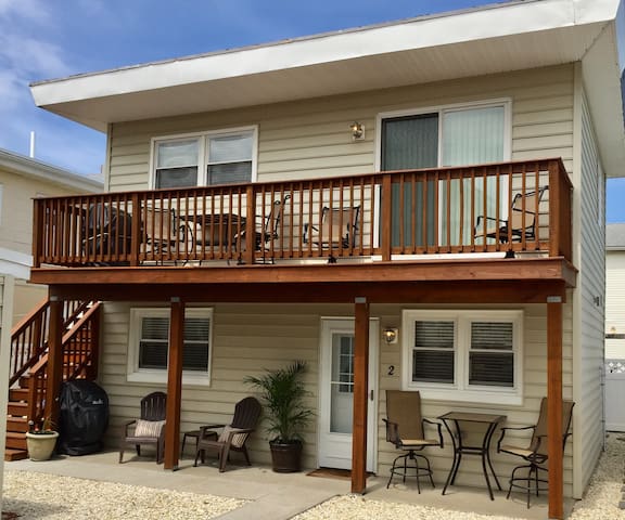 Newly Renovated 1 BR: 3.5 Blocks To Beach/Boards