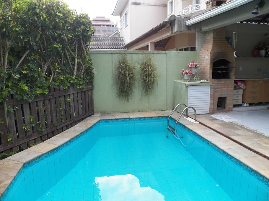 Piscina e Churrasqueira