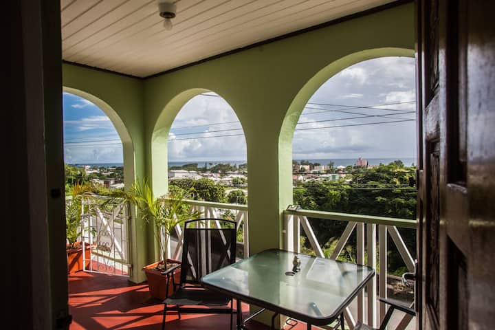 AC 2 Bed; Close to Shops, Beaches & Nightlife!