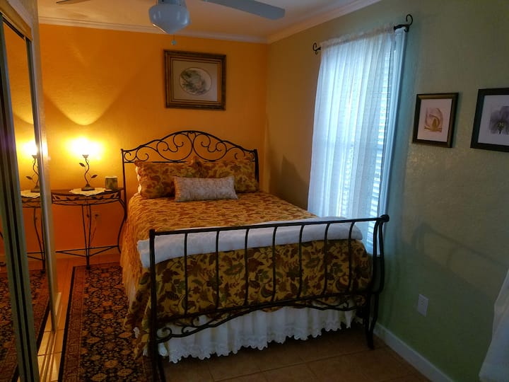 Warming Second Room, snug and comfy queen size bed. (Second Room)