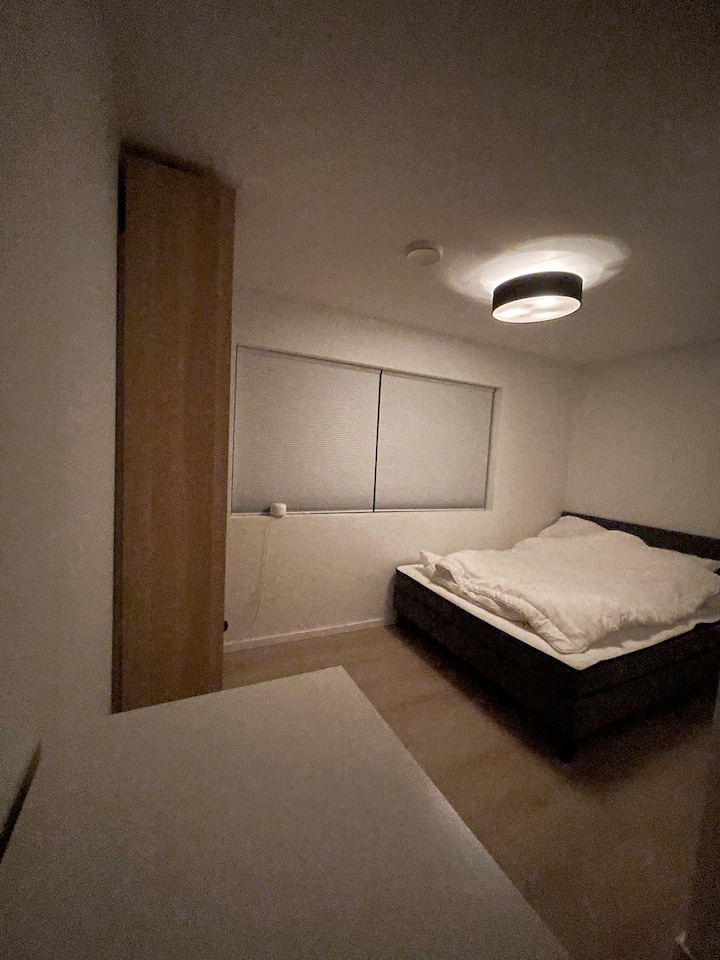 Საძინებელი 4 - ორადგილიანი საწოლით, გარდერობითა და კომოდით.