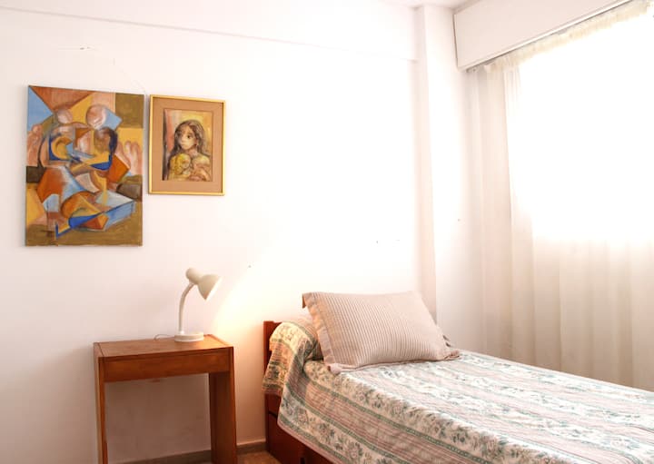 非常明亮的次要房间。配有单人床，下方有床。