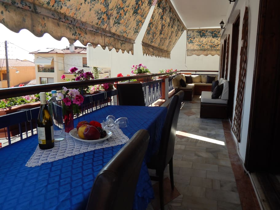 Balconi, dining table