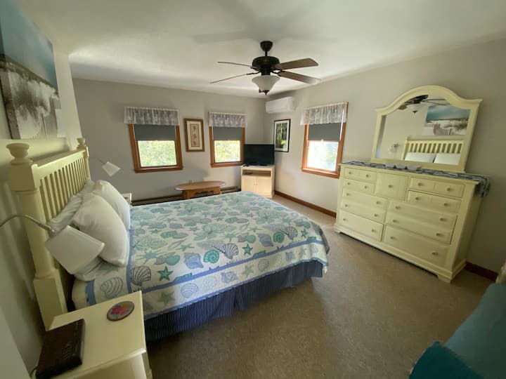 Master bedroom with queen size bed.