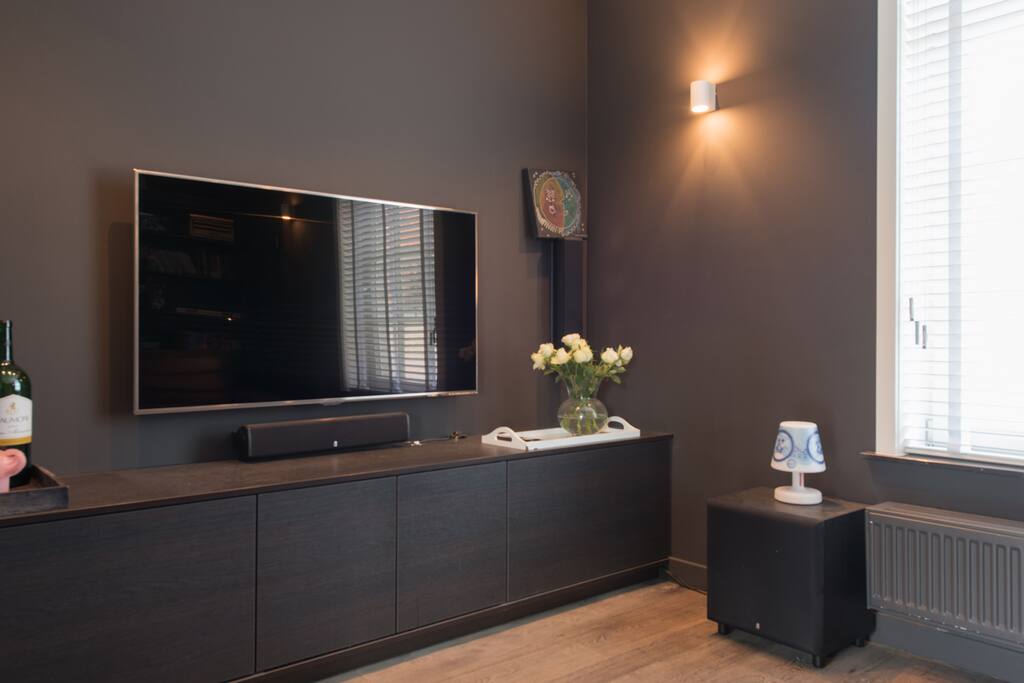 Televisieruimte met Apple tv, Chromecast en Hdmi aansluiting voor spelcomputer!