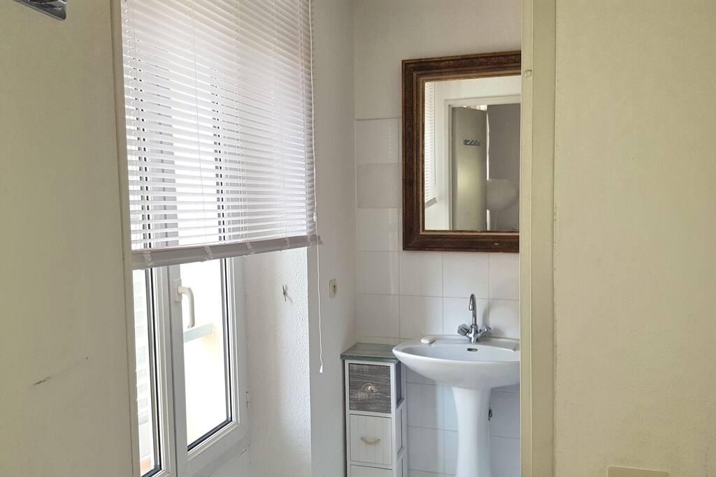 Salle de bains - baignoire - attenante à la chambre 1.
Les WC sont indépendants