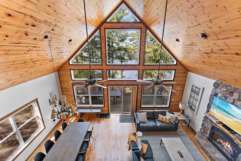 Up North Escape: 4 Kings/Fireplace/HotTub
