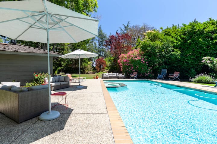 Pool, Hot Tub & Huge Yard in Palo Alto!
