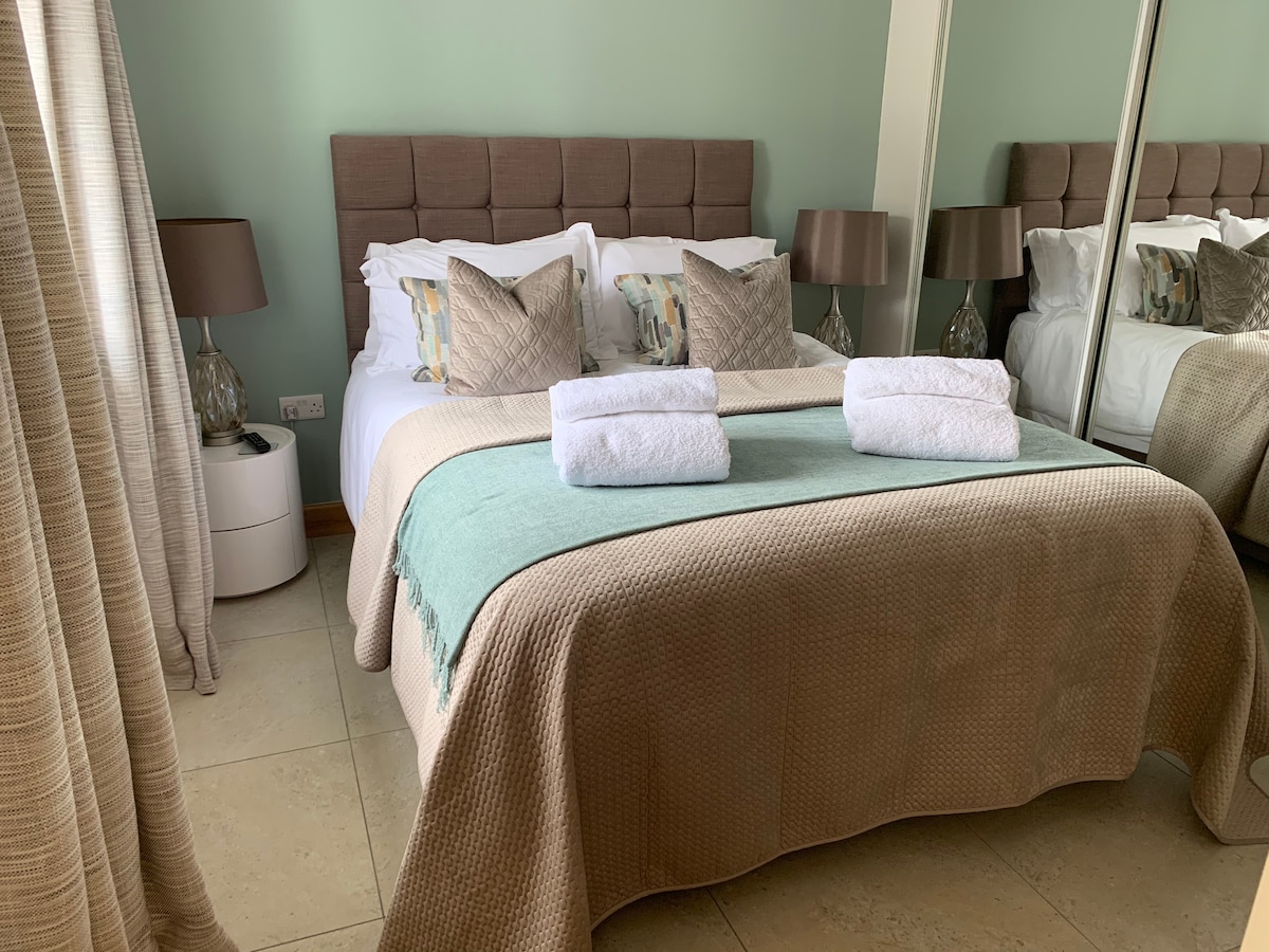 Hlavná spálňa s priestrannou manželskou posteľou a priestrannou prikrývkou, prístup do vlastnej sprchovacej miestnosti.