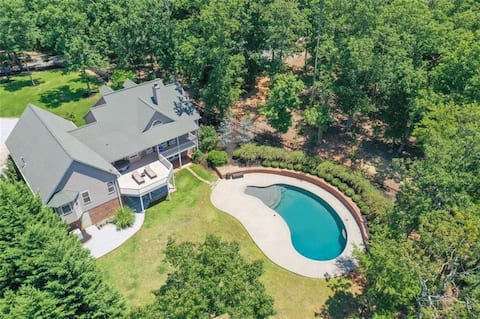 Beautifully updated waterfront Lake Hartwell home