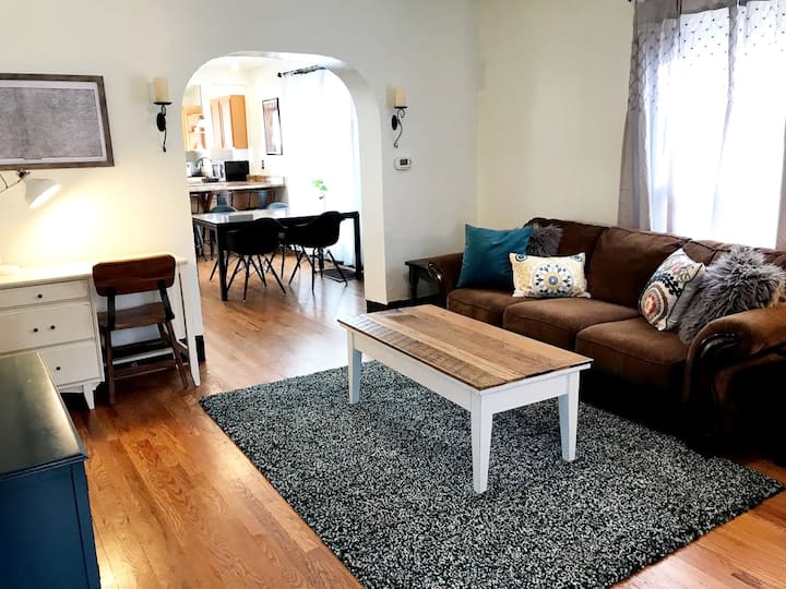 2 Bedroom Home Near Downtown Colorado Springs - Colorado Springs, CO