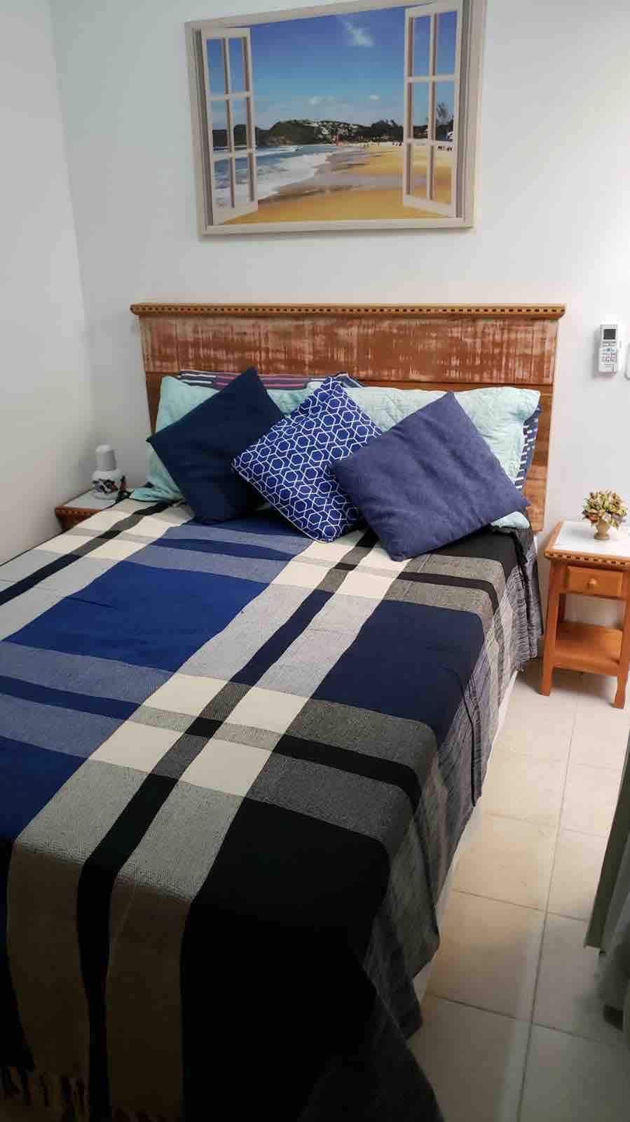 Suite en planta baja con cama doble, TV inteligente de 32pulgadas y aire acondicionado dividido.