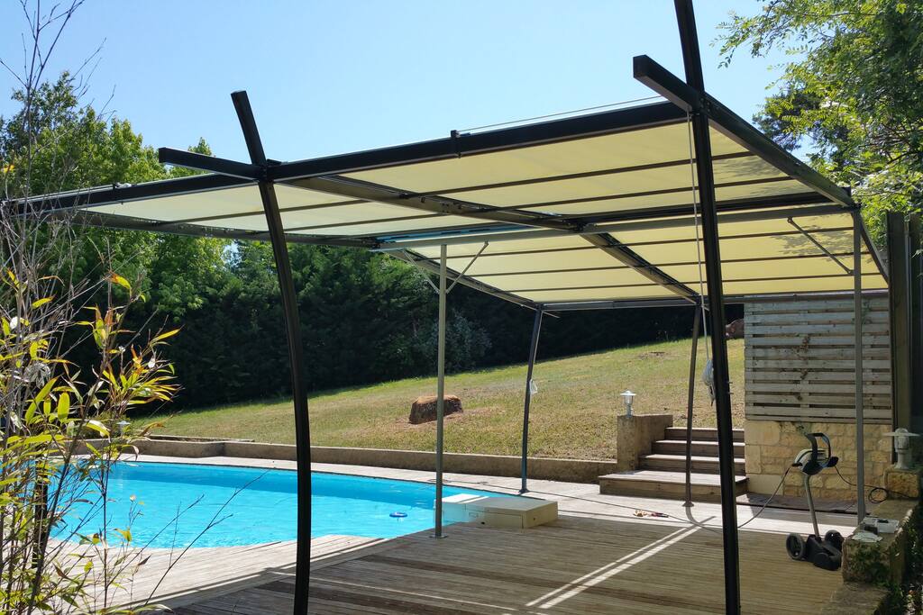 La piscine et sa tonnelle.