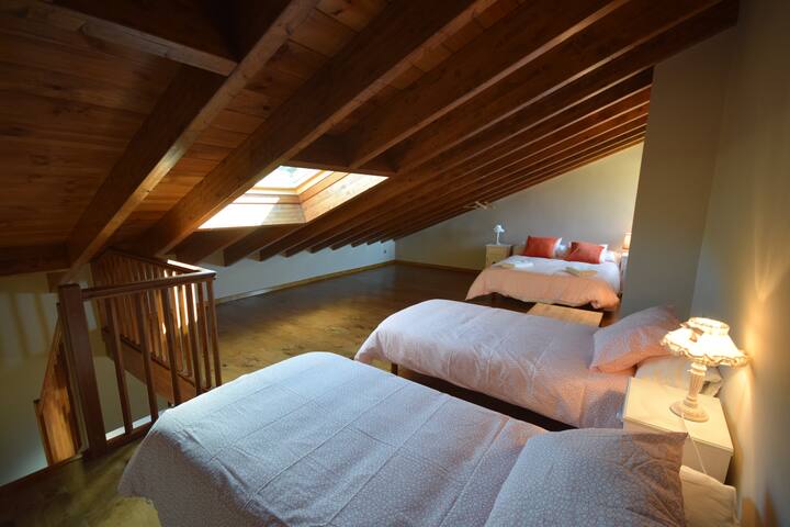 Бухардила със семейна стая. Двойно легло и 2 единични легла