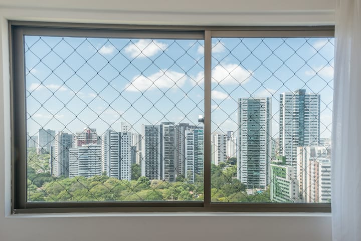 Голям прозорец в спалнята с изглед към квартала и с предпазна мрежа (моля, не го насилвайте)
