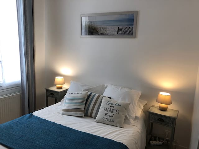 Room near Paris, 6 minutes from the metro.