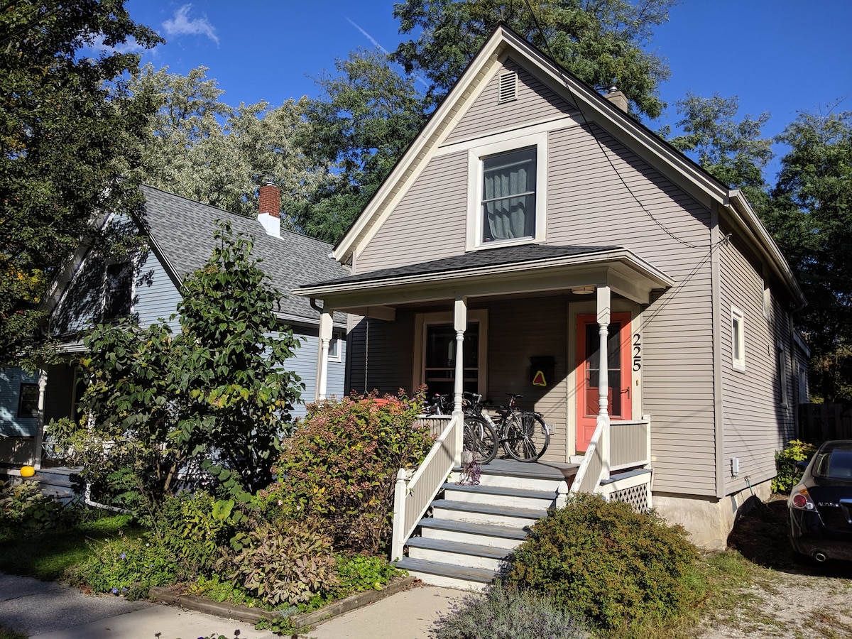 Sunny, Downtown Ann Arbor Home - Houses for Rent in Ann Arbor, Michigan,  United States - Airbnb