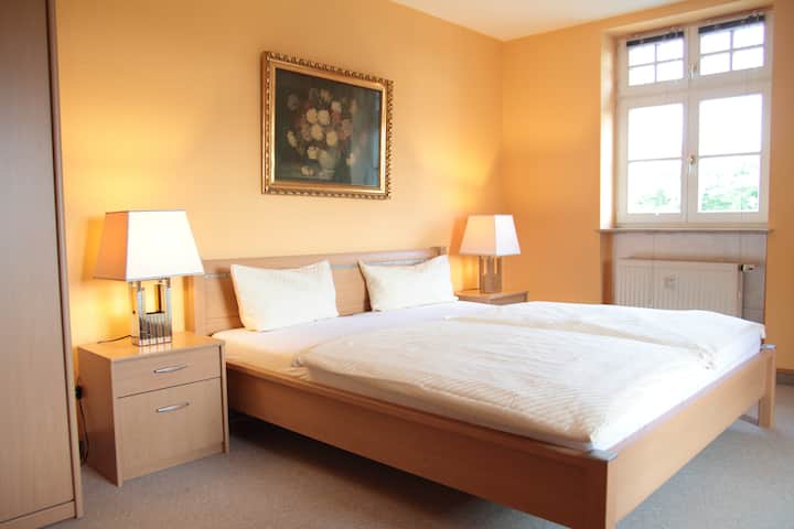 سرير مزدوج كبير للأحلام الحلوة