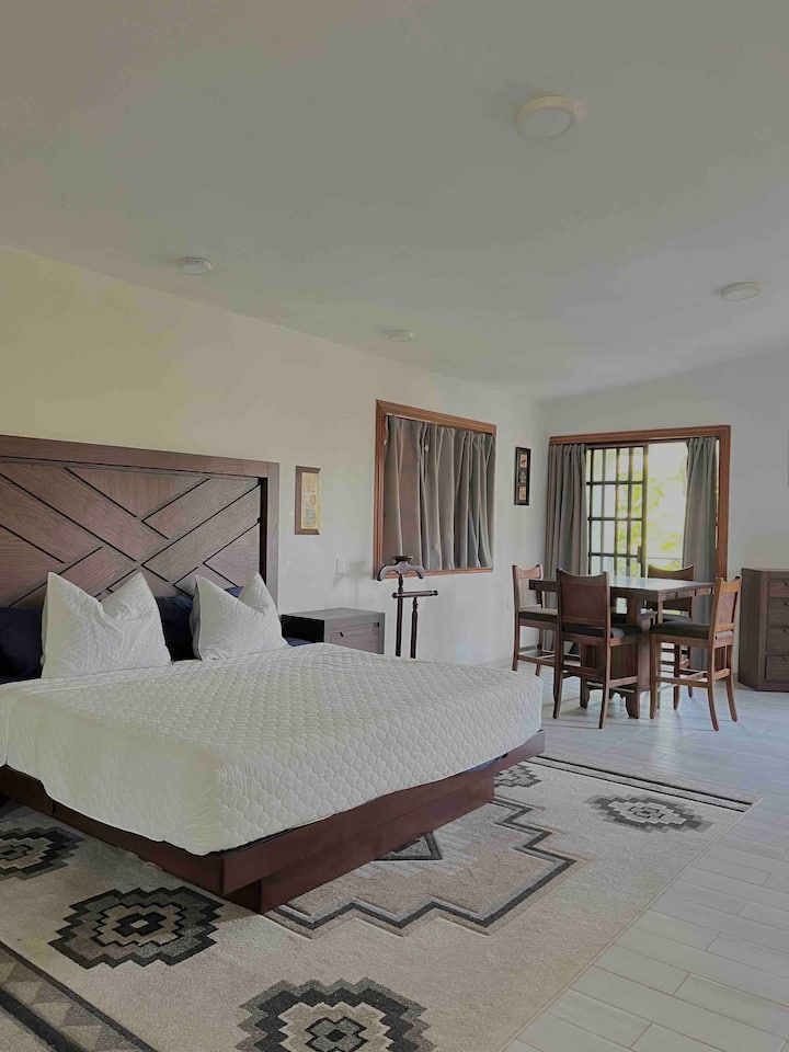 Главната спална соба, KS кревет, има приватна бања, мала трпезарија и дневна соба со телевизор за гледање филмови.  