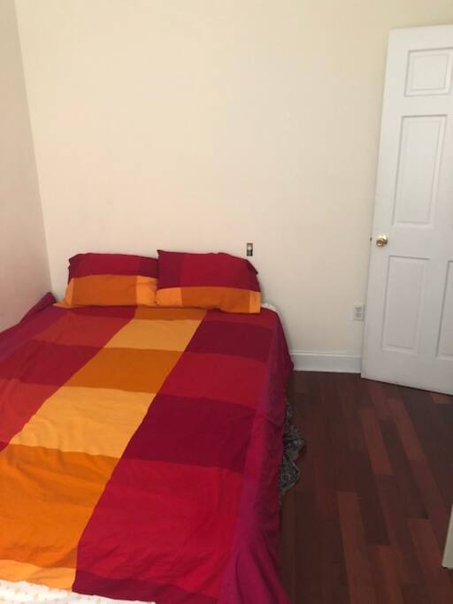 Bedroom 2. Queen sized bed
closet qnd desk