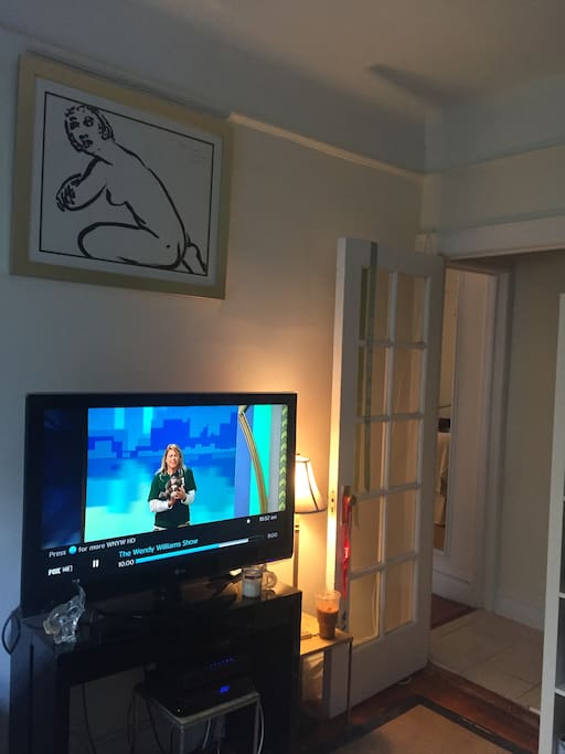 Tv with wifi and full cable and apple tv
