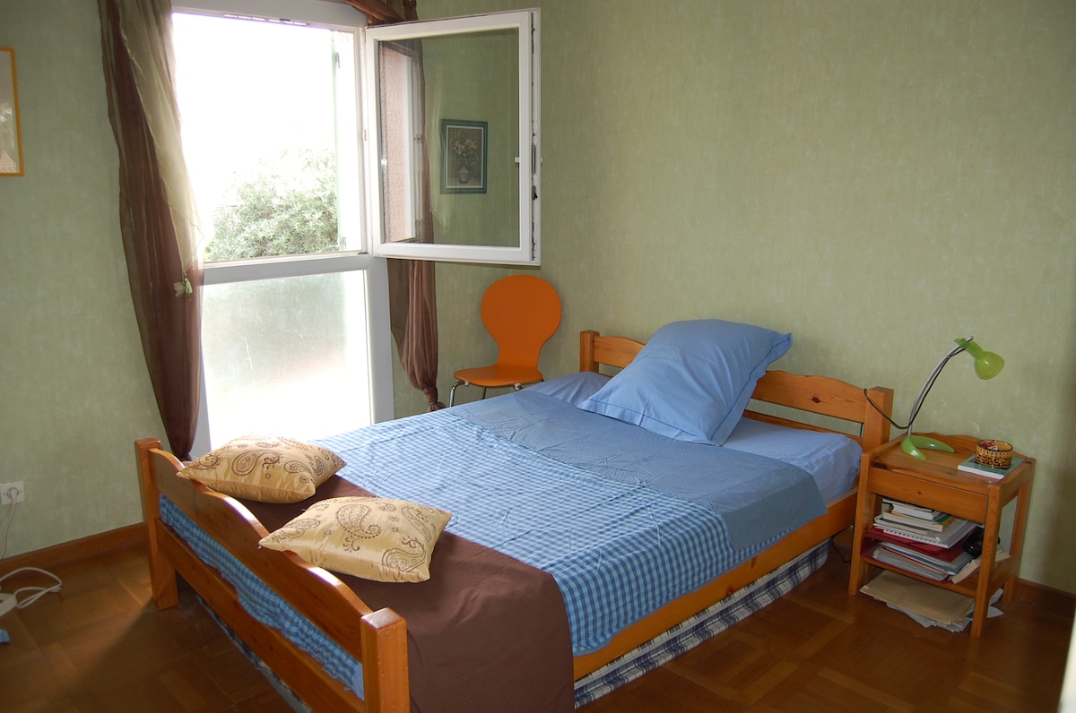 1 м 40 кревет од страната на градината
Горе 