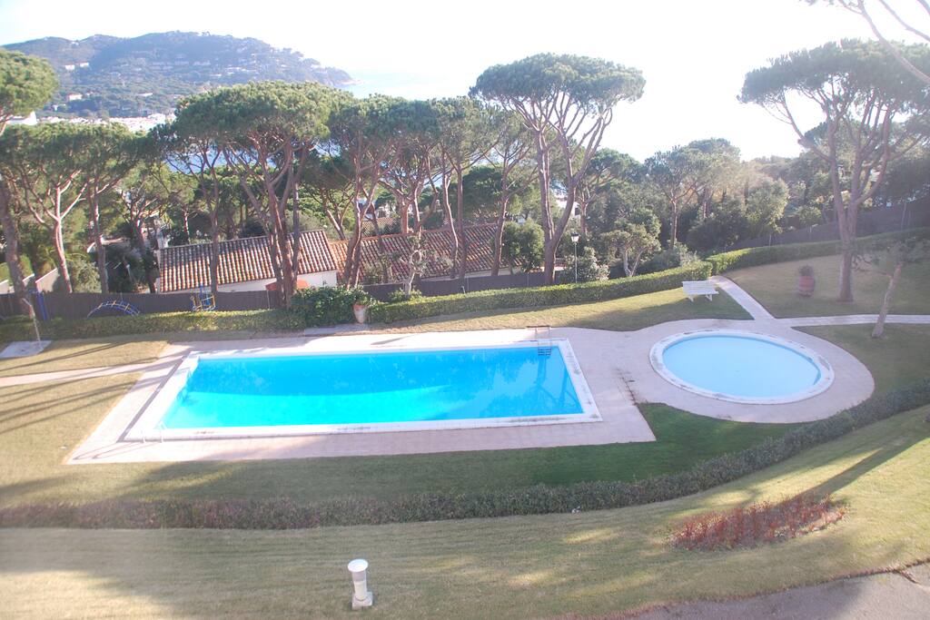 Vistas de las piscinas, jardín, mar y Calella de Palafrugell desde la terraza