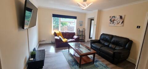 Spacious large 6 bedroom family home free parking