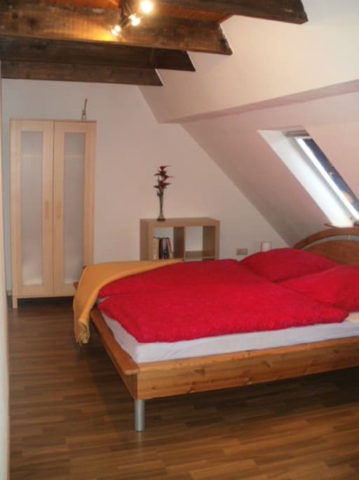 Schlafzimmer 2 mit einem großen Doppelbett (1,80x2,00)