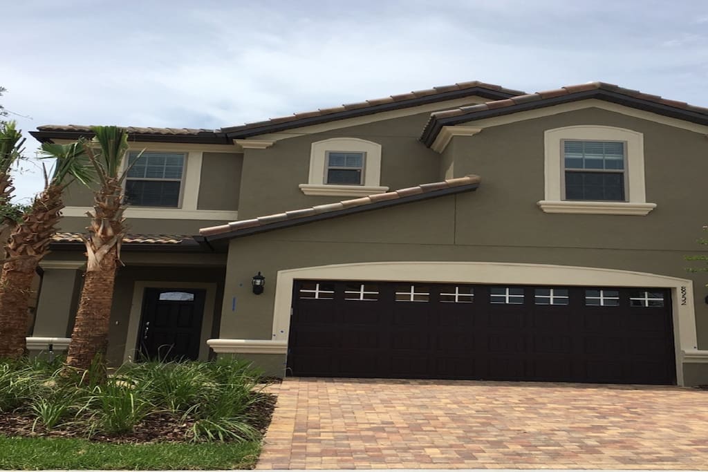 Immaculate green-taupe Tropical Oasis invites you today!