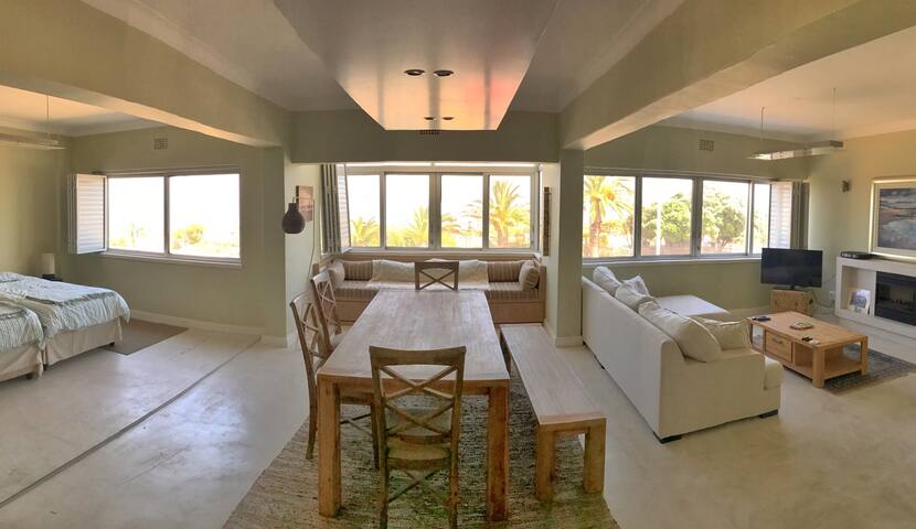 Modern Bright Seafront Mouille Point Apartment gallery image 3