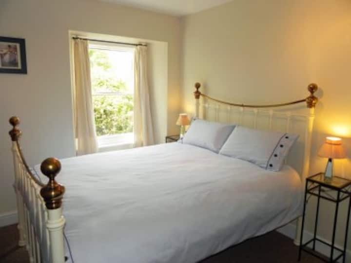 Segunda habitación con cama tamaño king en el primer piso.