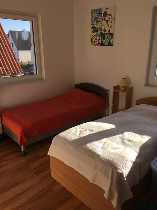 2. Schlafzimmer mit zwei Einzelbetten, einer Kommode sowie einem Kleiderschrank. Fenster mit elekt. Rollläden