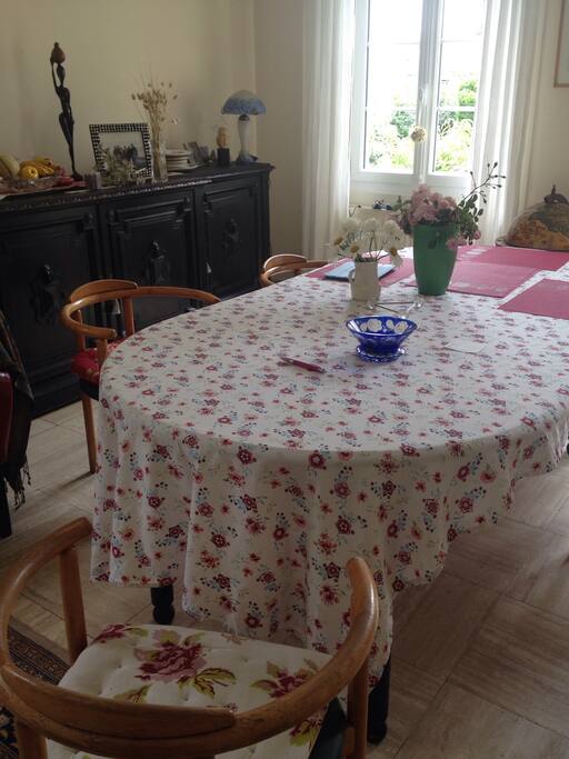 Petit déjeuner possible dans la salle à manger